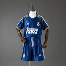 Conjunto infantil Real Madrid retro 1999 2000 tercera equipación camiseta azul marino y pantalón para niños calidad 1.1 premium Tienda Hincha Futbolero Real Madrid Mini Kit Vintage Raúl, Conjunto Real Madrid infantil, Equipación Real Madrid niño retro, Camiseta Real Madrid 1999 niño azul, Pantalón Real Madrid clásico infantil, Comprar ropa Real Madrid bebé, Calidad 1.1 premium niños, Real Madrid Raúl niño, Fútbol clásico infantil, Minikit Real Madrid histórico.