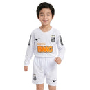 Conjunto infantil oficial del Santos FC temporada 2012 2013 primera equipación blanca manga larga retro, camiseta y pantalón de Tienda Hincha Futbolero, Conjunto Santos FC infantil, Santos 2012/13, Ropa Santos FC retro, Conjunto niño Santos blanco, Comprar conjunto Santos vintage, O Peixe infantil, Santos FC retro, Fútbol retro niños, Equipación Santos FC.