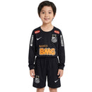 Conjunto infantil oficial del Santos FC temporada 2012 2013 segunda equipación negra manga larga retro edición Neymar Jr, camiseta y pantalón de Tienda Hincha Futbolero, Conjunto Santos FC infantil, Santos 2012/13, Ropa Santos FC retro, Conjunto niño Santos negro, Comprar conjunto Santos Neymar, Neymar Jr Santos, Santos FC retro vintage, Fútbol retro niños, Equipación Santos negra manga larga.