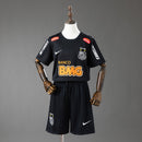 Conjunto infantil Santos retro 2012 2013 visitante camiseta negra a rayas y pantalón para niños calidad 1.1 premium Tienda Hincha Futbolero Santos FC Mini Kit Vintage Neymar Jr Centenario, Conjunto Santos infantil, Equipación Santos niño retro, Camiseta Santos 2012 negro niño, Pantalón Santos clásico infantil, Comprar ropa Santos FC bebé, Calidad 1.1 premium niños, Santos Neymar niño, Fútbol clásico infantil, Minikit Santos histórico centenario.