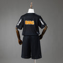 Conjunto infantil Santos retro 2012 2013 visitante camiseta negra a rayas y pantalón para niños calidad 1.1 premium Tienda Hincha Futbolero Santos FC Mini Kit Vintage Neymar Jr Centenario, Conjunto Santos infantil, Equipación Santos niño retro, Camiseta Santos 2012 negro niño, Pantalón Santos clásico infantil, Comprar ropa Santos FC bebé, Calidad 1.1 premium niños, Santos Neymar niño, Fútbol clásico infantil, Minikit Santos histórico centenario.
