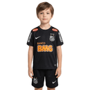 Conjunto infantil Santos retro 2012 2013 visitante camiseta negra a rayas y pantalón para niños calidad 1.1 premium Tienda Hincha Futbolero Santos FC Mini Kit Vintage Neymar Jr Centenario, Conjunto Santos infantil, Equipación Santos niño retro, Camiseta Santos 2012 negro niño, Pantalón Santos clásico infantil, Comprar ropa Santos FC bebé, Calidad 1.1 premium niños, Santos Neymar niño, Fútbol clásico infantil, Minikit Santos histórico centenario.