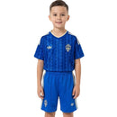 Conjunto infantil de la selección de Suecia 2026 2027 segunda equipación de camiseta azul y pantalón corto de niño Tienda Hincha Futbolero, Conjunto Suecia infantil, Equipación Suecia niño 2026, Camiseta y pantalón Suecia 2027, Ropa de Suecia para niños original, Comprar mini kit Suecia azul, Calidad premium Suecia infantil, Camiseta fútbol niño azul, Ropa deportiva infantil, Uniforme de fútbol para niño Blågult Isak.