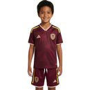 Venezuela 2026, Conjunto infantil Venezuela, Equipación niños Venezuela vinotinto, Camiseta niño Venezuela 2026, Kit de fútbol junior Vinotinto, Regalo fútbol niños Venezuela, Ropa oficial Venezuela infantil, Pantalón niño Venezuela, Comprar conjunto selección barato, Tienda Hincha Futbolero.