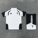 Conjunto entrenamiento Juventus FC 26/27 camiseta blanca y pantalón negro - Juventus, Juve, Bianconeri, Juventus 26/27, Conjunto Juventus, Entrenamiento Juventus, Serie A, Tienda Hincha Futbolero, Fútbol, Moda Futbolera, Ropa Juventus, Camiseta Juventus, Juventus Blanco y Negro