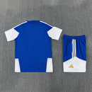 Conjunto entrenamiento Juventus FC 26/27 camiseta y pantalón azul. Juventus, Juve, Bianconeri, Juventus 26/27, Conjunto Juventus, Entrenamiento Juventus, Serie A, Tienda Hincha Futbolero, Fútbol, Moda Futbolera, Ropa Juventus, Camiseta Juventus