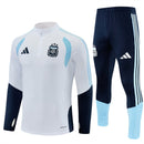 Conjunto largo hombre Selección Argentina temporada 2026 2027 sudadera blanca y pantalón marino oficial 3 estrellas fútbol técnica transpirable mundial.