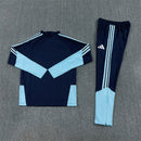 Conjunto largo hombre Selección Argentina temporada 2026 2027 sudadera y pantalón azul marino oficial 3 estrellas fútbol técnica transpirable mundial navy.