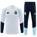 Conjunto largo hombre Selección Argentina temporada 2026 2027 sudadera blanca y pantalón marino oficial 3 estrellas fútbol técnica transpirable mundial.