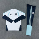 Conjunto largo hombre Selección Argentina temporada 2026 2027 sudadera blanca y pantalón marino oficial 3 estrellas fútbol técnica transpirable mundial.