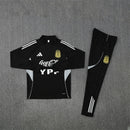 Conjunto hombre Argentina entrenamiento temporada 2025 2026 sudadera y pantalón largo color negro detalles blanco y oro patrocinio Coca-Cola calidad 1.1 oficial,Argentina 2025, Chándal Argentina barato, Conjunto Argentina 25/26, Ropa entrenamiento Argentina, Argentina negro oro, Coca-Cola fútbol, Calidad 1.1 Argentina, La Scaloneta 2026, Tienda Hincha Futbolero, Bloke Core Argentina.