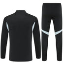 Conjunto hombre Argentina entrenamiento temporada 2025 2026 sudadera y pantalón largo color negro detalles blanco y oro patrocinio Coca-Cola calidad 1.1 oficial,Argentina 2025, Chándal Argentina barato, Conjunto Argentina 25/26, Ropa entrenamiento Argentina, Argentina negro oro, Coca-Cola fútbol, Calidad 1.1 Argentina, La Scaloneta 2026, Tienda Hincha Futbolero, Bloke Core Argentina.