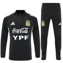 Conjunto hombre Argentina entrenamiento temporada 2025 2026 sudadera y pantalón largo color negro detalles blanco y oro patrocinio Coca-Cola calidad 1.1 oficial,Argentina 2025, Chándal Argentina barato, Conjunto Argentina 25/26, Ropa entrenamiento Argentina, Argentina negro oro, Coca-Cola fútbol, Calidad 1.1 Argentina, La Scaloneta 2026, Tienda Hincha Futbolero, Bloke Core Argentina.