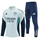 Arsenal 2026 entrenamiento, Sudadera Arsenal blanca, Pantalón Arsenal azul, Chándal oficial Arsenal, Ropa entrenamiento Arsenal 25/26, Regalo fútbol hombre Arsenal, London Colney gear, Bloke Core invierno, Comprar conjunto barato, Tienda Hincha Futbolero.