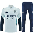 Arsenal 2026 entrenamiento, Sudadera Arsenal blanca, Pantalón Arsenal azul, Chándal oficial Arsenal, Ropa entrenamiento Arsenal 25/26, Regalo fútbol hombre Arsenal, London Colney gear, Bloke Core invierno, Comprar conjunto barato, Tienda Hincha Futbolero.
