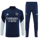 Conjunto entrenamiento hombre Arsenal FC temporada 2025 2026 oficial azul marino sudadera y pantalón técnica transpirable pro premier league gunners navy.