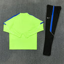 Conjunto largo de entrenamiento del Atlético de Madrid 2026 2027 de hombre con sudadera verde y pantalón negro chándal oficial colchonero Tienda Hincha Futbolero, Chándal Atlético de Madrid 2026, Conjunto de entrenamiento Atlético de Madrid 2027, Sudadera Atlético de Madrid verde hombre, Pantalón largo negro Atlético de Madrid, Comprar chándal oficial del Atlético de Madrid, Calidad premium Atlético de Madrid chándal, Conjunto fútbol madrileño verde, Ropa urbana blockecore, Chándal de colección colchonero.