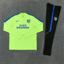 Conjunto largo de entrenamiento del Atlético de Madrid 2026 2027 de hombre con sudadera verde y pantalón negro chándal oficial colchonero Tienda Hincha Futbolero, Chándal Atlético de Madrid 2026, Conjunto de entrenamiento Atlético de Madrid 2027, Sudadera Atlético de Madrid verde hombre, Pantalón largo negro Atlético de Madrid, Comprar chándal oficial del Atlético de Madrid, Calidad premium Atlético de Madrid chándal, Conjunto fútbol madrileño verde, Ropa urbana blockecore, Chándal de colección colchonero.