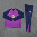 Conjunto hombre FC Barcelona entrenamiento temporada 2025 2026 sudadera color púrpura y pantalón largo azul marino calidad 1.1 oficial, Barcelona 2025, Chándal entrenamiento Barça, Conjunto Barcelona 25/26, Sudadera púrpura Barça, Ropa barata FC Barcelona, Calidad 1.1 Barça, Moda deportiva 2026, Tienda Hincha Futbolero, Visca el Barça, Bloke Core Barcelona.