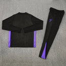 Barcelona 2026, Conjunto Kobe Bryant Barça, Chándal Barcelona oficial, Edición especial Kobe Bryant, Sudadera negra Barça, Pantalón púrpura entrenamiento, Regalo fútbol hombre Barcelona, Kit Mamba Mentality, Barça lifestyle kit, Comprar chándal exclusivo, Tienda Hincha Futbolero.