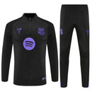 Barcelona 2026, Conjunto Kobe Bryant Barça, Chándal Barcelona oficial, Edición especial Kobe Bryant, Sudadera negra Barça, Pantalón púrpura entrenamiento, Regalo fútbol hombre Barcelona, Kit Mamba Mentality, Barça lifestyle kit, Comprar chándal exclusivo, Tienda Hincha Futbolero.
