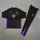 Barcelona 2026, Conjunto Kobe Bryant Barça, Chándal Barcelona oficial, Edición especial Kobe Bryant, Sudadera negra Barça, Pantalón púrpura entrenamiento, Regalo fútbol hombre Barcelona, Kit Mamba Mentality, Barça lifestyle kit, Comprar chándal exclusivo, Tienda Hincha Futbolero.