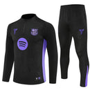 Barcelona 2026, Conjunto Kobe Bryant Barça, Chándal Barcelona oficial, Edición especial Kobe Bryant, Sudadera negra Barça, Pantalón púrpura entrenamiento, Regalo fútbol hombre Barcelona, Kit Mamba Mentality, Barça lifestyle kit, Comprar chándal exclusivo, Tienda Hincha Futbolero.