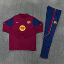 Conjunto largo de entrenamiento del FC Barcelona 2026 2027 de hombre con sudadera color vino burdeos y pantalón azul marino chándal oficial culé Tienda Hincha Futbolero, Chándal Barcelona 2026, Conjunto de entrenamiento Barça 2027, Sudadera Barcelona vino hombre, Pantalón largo azul marino Barcelona, Comprar chándal oficial del Barcelona, Calidad premium Barcelona chándal, Conjunto fútbol catalán burdeos, Ropa urbana blockecore, Chándal de colección culé.
