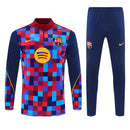 Conjunto largo de entrenamiento del FC Barcelona 2026 2027 de hombre con sudadera azul y roja y pantalón azul marino chándal oficial culé Tienda Hincha Futbolero, Chándal Barcelona 2026, Conjunto de entrenamiento Barça 2027, Sudadera Barcelona azul hombre, Pantalón largo azul marino Barcelona, Comprar chándal oficial del Barcelona, Calidad premium Barcelona chándal, Conjunto fútbol blaugrana, Ropa urbana blockecore, Chándal de colección culé.