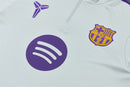 Conjunto largo de entrenamiento del FC Barcelona x Kobe Bryant 2026 2027 de hombre con sudadera gris y pantalón negro de colección oficial Mamba Mentality Tienda Hincha Futbolero, Chándal Barcelona Kobe Bryant 2026, Conjunto de entrenamiento Barça 2027, Sudadera Barcelona gris hombre, Pantalón largo negro Barcelona, Comprar chándal oficial del Barcelona, Calidad premium Barcelona Kobe Bryant, Conjunto fútbol baloncesto Mamba, Ropa urbana blockecore, Chándal de colección culé.