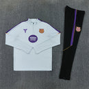 Conjunto largo de entrenamiento del FC Barcelona x Kobe Bryant 2026 2027 de hombre con sudadera gris y pantalón negro de colección oficial Mamba Mentality Tienda Hincha Futbolero, Chándal Barcelona Kobe Bryant 2026, Conjunto de entrenamiento Barça 2027, Sudadera Barcelona gris hombre, Pantalón largo negro Barcelona, Comprar chándal oficial del Barcelona, Calidad premium Barcelona Kobe Bryant, Conjunto fútbol baloncesto Mamba, Ropa urbana blockecore, Chándal de colección culé.
