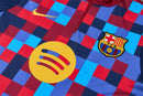 Conjunto largo de entrenamiento del FC Barcelona 2026 2027 de hombre con sudadera azul y roja y pantalón azul marino chándal oficial culé Tienda Hincha Futbolero, Chándal Barcelona 2026, Conjunto de entrenamiento Barça 2027, Sudadera Barcelona azul hombre, Pantalón largo azul marino Barcelona, Comprar chándal oficial del Barcelona, Calidad premium Barcelona chándal, Conjunto fútbol blaugrana, Ropa urbana blockecore, Chándal de colección culé.