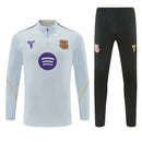 Conjunto largo de entrenamiento del FC Barcelona x Kobe Bryant 2026 2027 de hombre con sudadera gris y pantalón negro de colección oficial Mamba Mentality Tienda Hincha Futbolero, Chándal Barcelona Kobe Bryant 2026, Conjunto de entrenamiento Barça 2027, Sudadera Barcelona gris hombre, Pantalón largo negro Barcelona, Comprar chándal oficial del Barcelona, Calidad premium Barcelona Kobe Bryant, Conjunto fútbol baloncesto Mamba, Ropa urbana blockecore, Chándal de colección culé.