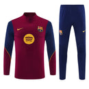 Conjunto largo de entrenamiento del FC Barcelona 2026 2027 de hombre con sudadera color vino burdeos y pantalón azul marino chándal oficial culé Tienda Hincha Futbolero, Chándal Barcelona 2026, Conjunto de entrenamiento Barça 2027, Sudadera Barcelona vino hombre, Pantalón largo azul marino Barcelona, Comprar chándal oficial del Barcelona, Calidad premium Barcelona chándal, Conjunto fútbol catalán burdeos, Ropa urbana blockecore, Chándal de colección culé.