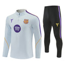 Conjunto largo de entrenamiento del FC Barcelona x Kobe Bryant 2026 2027 de hombre con sudadera gris y pantalón negro de colección oficial Mamba Mentality Tienda Hincha Futbolero, Chándal Barcelona Kobe Bryant 2026, Conjunto de entrenamiento Barça 2027, Sudadera Barcelona gris hombre, Pantalón largo negro Barcelona, Comprar chándal oficial del Barcelona, Calidad premium Barcelona Kobe Bryant, Conjunto fútbol baloncesto Mamba, Ropa urbana blockecore, Chándal de colección culé.