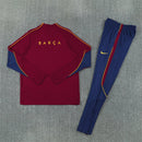 Conjunto largo de entrenamiento del FC Barcelona 2026 2027 de hombre con sudadera color vino burdeos y pantalón azul marino chándal oficial culé Tienda Hincha Futbolero, Chándal Barcelona 2026, Conjunto de entrenamiento Barça 2027, Sudadera Barcelona vino hombre, Pantalón largo azul marino Barcelona, Comprar chándal oficial del Barcelona, Calidad premium Barcelona chándal, Conjunto fútbol catalán burdeos, Ropa urbana blockecore, Chándal de colección culé.