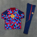 Conjunto largo de entrenamiento del FC Barcelona 2026 2027 de hombre con sudadera azul y roja y pantalón azul marino chándal oficial culé Tienda Hincha Futbolero, Chándal Barcelona 2026, Conjunto de entrenamiento Barça 2027, Sudadera Barcelona azul hombre, Pantalón largo azul marino Barcelona, Comprar chándal oficial del Barcelona, Calidad premium Barcelona chándal, Conjunto fútbol blaugrana, Ropa urbana blockecore, Chándal de colección culé.