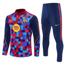 Conjunto largo de entrenamiento del FC Barcelona 2026 2027 de hombre con sudadera azul y roja y pantalón azul marino chándal oficial culé Tienda Hincha Futbolero, Chándal Barcelona 2026, Conjunto de entrenamiento Barça 2027, Sudadera Barcelona azul hombre, Pantalón largo azul marino Barcelona, Comprar chándal oficial del Barcelona, Calidad premium Barcelona chándal, Conjunto fútbol blaugrana, Ropa urbana blockecore, Chándal de colección culé.