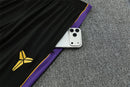 Conjunto largo de entrenamiento del FC Barcelona x Kobe Bryant 2026 2027 de hombre con sudadera gris y pantalón negro de colección oficial Mamba Mentality Tienda Hincha Futbolero, Chándal Barcelona Kobe Bryant 2026, Conjunto de entrenamiento Barça 2027, Sudadera Barcelona gris hombre, Pantalón largo negro Barcelona, Comprar chándal oficial del Barcelona, Calidad premium Barcelona Kobe Bryant, Conjunto fútbol baloncesto Mamba, Ropa urbana blockecore, Chándal de colección culé.