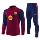 Conjunto largo de entrenamiento del FC Barcelona 2026 2027 de hombre con sudadera color vino burdeos y pantalón azul marino chándal oficial culé Tienda Hincha Futbolero, Chándal Barcelona 2026, Conjunto de entrenamiento Barça 2027, Sudadera Barcelona vino hombre, Pantalón largo azul marino Barcelona, Comprar chándal oficial del Barcelona, Calidad premium Barcelona chándal, Conjunto fútbol catalán burdeos, Ropa urbana blockecore, Chándal de colección culé.