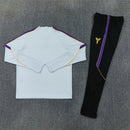 Conjunto largo de entrenamiento del FC Barcelona x Kobe Bryant 2026 2027 de hombre con sudadera gris y pantalón negro de colección oficial Mamba Mentality Tienda Hincha Futbolero, Chándal Barcelona Kobe Bryant 2026, Conjunto de entrenamiento Barça 2027, Sudadera Barcelona gris hombre, Pantalón largo negro Barcelona, Comprar chándal oficial del Barcelona, Calidad premium Barcelona Kobe Bryant, Conjunto fútbol baloncesto Mamba, Ropa urbana blockecore, Chándal de colección culé.