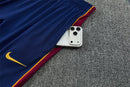 Conjunto largo de entrenamiento del FC Barcelona 2026 2027 de hombre con sudadera color vino burdeos y pantalón azul marino chándal oficial culé Tienda Hincha Futbolero, Chándal Barcelona 2026, Conjunto de entrenamiento Barça 2027, Sudadera Barcelona vino hombre, Pantalón largo azul marino Barcelona, Comprar chándal oficial del Barcelona, Calidad premium Barcelona chándal, Conjunto fútbol catalán burdeos, Ropa urbana blockecore, Chándal de colección culé.