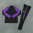 Conjunto largo de entrenamiento del FC Barcelona x Kobe Bryant 2026 2027 de hombre con sudadera y pantalón negro de colección oficial Mamba Mentality All-Black Tienda Hincha Futbolero, Chándal Barcelona Kobe Bryant 2026, Conjunto de entrenamiento Barça 2027, Sudadera Barcelona negra hombre, Pantalón largo negro Barcelona, Comprar chándal oficial del Barcelona, Calidad premium Barcelona Kobe Bryant, Conjunto fútbol baloncesto Mamba, Ropa urbana blockecore, Chándal de colección culé negro.