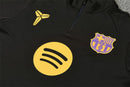 Conjunto largo de entrenamiento del FC Barcelona x Kobe Bryant 2026 2027 de hombre con sudadera y pantalón negro de colección oficial Mamba Mentality All-Black Tienda Hincha Futbolero, Chándal Barcelona Kobe Bryant 2026, Conjunto de entrenamiento Barça 2027, Sudadera Barcelona negra hombre, Pantalón largo negro Barcelona, Comprar chándal oficial del Barcelona, Calidad premium Barcelona Kobe Bryant, Conjunto fútbol baloncesto Mamba, Ropa urbana blockecore, Chándal de colección culé negro.