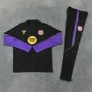 Conjunto largo de entrenamiento del FC Barcelona x Kobe Bryant 2026 2027 de hombre con sudadera y pantalón negro de colección oficial Mamba Mentality All-Black Tienda Hincha Futbolero, Chándal Barcelona Kobe Bryant 2026, Conjunto de entrenamiento Barça 2027, Sudadera Barcelona negra hombre, Pantalón largo negro Barcelona, Comprar chándal oficial del Barcelona, Calidad premium Barcelona Kobe Bryant, Conjunto fútbol baloncesto Mamba, Ropa urbana blockecore, Chándal de colección culé negro.