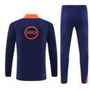 Chándal largo del FC Barcelona 2025 2026 conjunto pre-juego de sudadera y pantalón para hombre azul marino y naranja estilo Total 90 oficial Tienda Hincha Futbolero, Chándal Barcelona 2025, Conjunto largo FC Barcelona, Ropa de entrenamiento Barcelona 2026, Chándal oficial del Barça hombre, Comprar chándal Barcelona Total 90, Calidad premium Barcelona azul marino naranja, Sudadera Barcelona pre-juego, Ropa urbana blockecore, Chándal de colección culé.