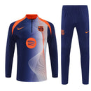 Chándal largo del FC Barcelona 2025 2026 conjunto pre-juego de sudadera y pantalón para hombre azul marino y naranja estilo Total 90 oficial Tienda Hincha Futbolero, Chándal Barcelona 2025, Conjunto largo FC Barcelona, Ropa de entrenamiento Barcelona 2026, Chándal oficial del Barça hombre, Comprar chándal Barcelona Total 90, Calidad premium Barcelona azul marino naranja, Sudadera Barcelona pre-juego, Ropa urbana blockecore, Chándal de colección culé.