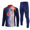 Chándal largo del FC Barcelona 2025 2026 conjunto pre-juego de sudadera y pantalón para hombre azul marino y naranja estilo Total 90 oficial Tienda Hincha Futbolero, Chándal Barcelona 2025, Conjunto largo FC Barcelona, Ropa de entrenamiento Barcelona 2026, Chándal oficial del Barça hombre, Comprar chándal Barcelona Total 90, Calidad premium Barcelona azul marino naranja, Sudadera Barcelona pre-juego, Ropa urbana blockecore, Chándal de colección culé.
