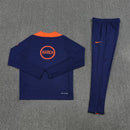 Chándal largo del FC Barcelona 2025 2026 conjunto pre-juego de sudadera y pantalón para hombre azul marino y naranja estilo Total 90 oficial Tienda Hincha Futbolero, Chándal Barcelona 2025, Conjunto largo FC Barcelona, Ropa de entrenamiento Barcelona 2026, Chándal oficial del Barça hombre, Comprar chándal Barcelona Total 90, Calidad premium Barcelona azul marino naranja, Sudadera Barcelona pre-juego, Ropa urbana blockecore, Chándal de colección culé.