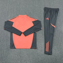 Conjunto hombre Bayern Munich entrenamiento temporada 2025 2026 sudadera color naranja y pantalón largo color gris calidad 1.1 oficial, Bayern Munich 2025, Chándal entrenamiento Bayern, Conjunto Bayern 25/26, Sudadera naranja Bayern, Ropa barata Bayern Munich, Calidad 1.1 Bayern, Moda deportiva 2026, Tienda Hincha Futbolero, Mia San Mia, Bloke Core Bayern.